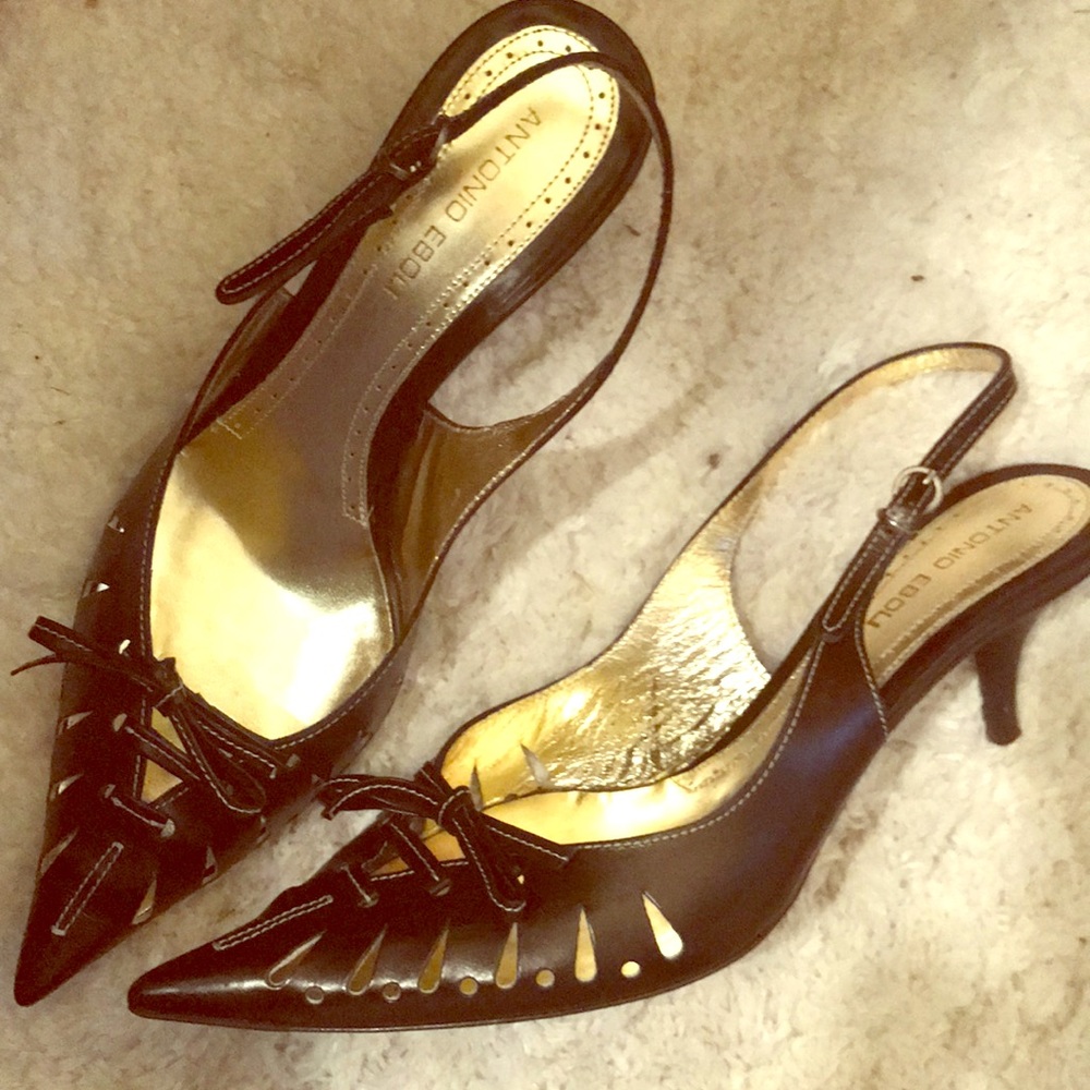 Black Italian leather 2 1/2” heel sling backs💗